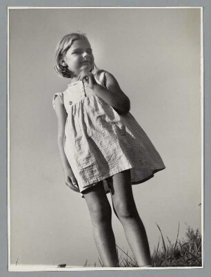 Portrait eines Mädchens mit Kleid