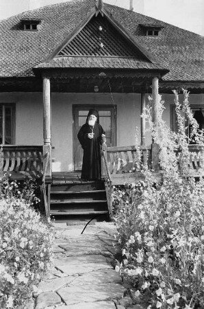 Reisefotos Rumänien. Geistlicher der rumänisch-orthodoxen Kirche vor einem Wohnhaus