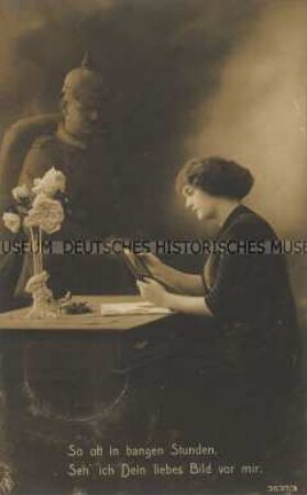 Frau beim Betrachten eines Bildes