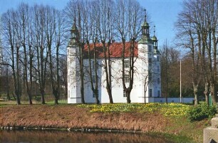 Ostseite, davor Lindenreihe mit Osterglocken
