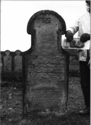 Grabstein 198 (Index: 100115000) Material: Sandstein Zustand: sehr stark verwittert mit sehr großem Textverlust Maße HxBxT: 155x59x12 cm Beschreibung: Stele mit Hufeisenbogen: Grabstein 198
