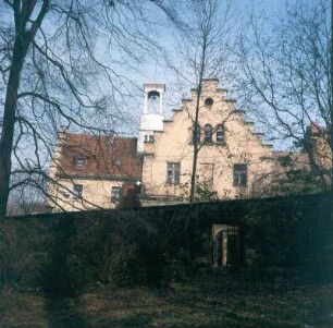 Herrenhaus des Rittergutes : Dresden-Helfenberg. Herrenhaus (um 1775; Anfang 19. Jahrhundert umgebaut) des Rittergutes. Blick über die Mauer des Gutsparkes