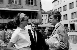 Freiburg: Universität, Studenten mit Studentin im Gespräch