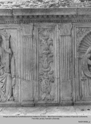 Marmorbank mit Darstellungen der Kardinaltugenden : Reliefs der Rückenlehne