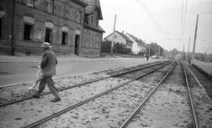 Provisorischer und gefahrvoller Übergang über die Gleise der Albtalbahn an der Löwenstraße in Rüppurr.