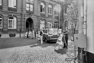 Bielefeld, Fußgängerzone Klosterplatz. Wahlkampfauftritt der rechtsextremen Partei DVU zur Europawahl
