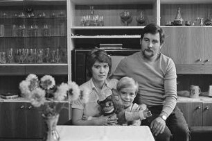 Familie G. (Küchenhilfe, Kraftfahrer) im Wohnzimmer