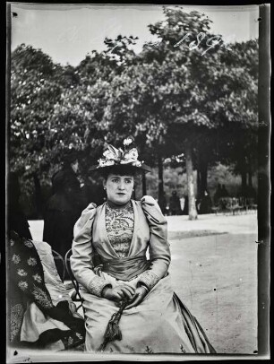 Paris. Porträt Louise Mayer auf den Champs-Elysées (?)