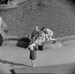 Dresden-Altstadt. Zwinger (1709-1728; M. D. Pöppelmann, B. Permoser). Familie auf einem Brunnenbecken im Zwingerhof, während eine Tochter fotografiert