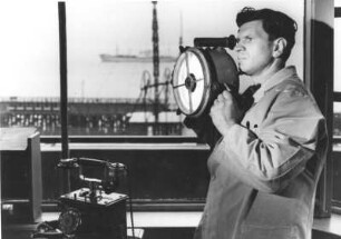 Mit Scheinwerfer können jetzt von der Elbe-Signal-Station Telegramme einkommender Schiffe aufgenommen oder übermittelt werden. Telegramm-Aufnahme optisch