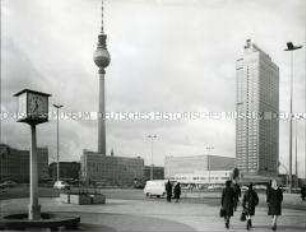 Blick vom Alexanderplatz auf den Fernsehturm sowie das Interhotel "Stadt Berlin" in Berlin (Ost)