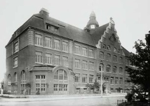 Riesa-Gröba, Zentralschule : Riesa-Gröba. Zentralschule, Friedrich-Ebert-Platz 6a. Eckansicht