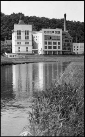 Riegel: Riegeler Brauerei, Außenansicht, mit Schild Riegel und Dreisam