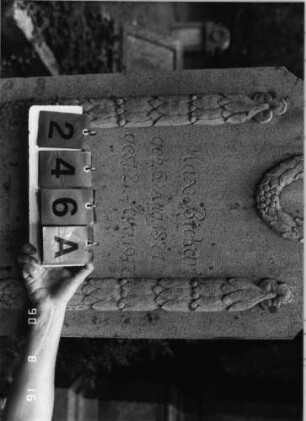 Grabstein 246 (Index: 99618364) Maße HxBxT: 154x62x21 cm Symbolik: Kranz, Verzierungen: Grabstein 246A