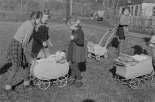 Kinder beim Spielen : Mädchen mit Puppenwagen