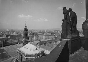 Dresden, Blick vom Rathausturm über Kreuzkirche und Altmarkt auf die Stadt