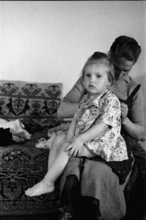 Bukarest: Familie Theil [Frau Theil mit Tochter]