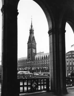 Hamburg-Altstadt. Blick von den Alsterarkaden zum Rathaus der Freien- und Hansestadt