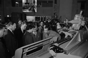 Messebesucher beim Betrachten einer technischen Anlage in der Ausstellungshalle der Sowjetunion