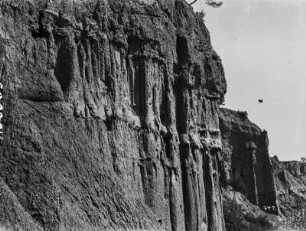 Felswand : Blick auf eine Felswand mit charakteristischer Gesteinsschichtung