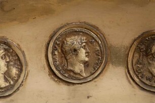 Denar des Hadrian mit Darstellung eines opfernden Genius, 125–134 n. Chr.