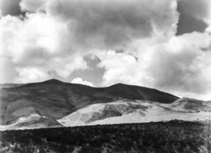 Dünen südlich des Yacaraite : Berglandschaft mit Dünen