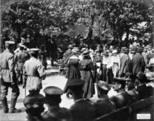 Soldaten und Spaziergänger im besetzten Wilna