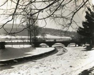 Taubenheim/Spree, Blick zur Spreebrücke mit dem Taubenberg im Hintergrund