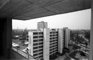 Berlin: Interbau; Blick von der Dachterrasse des VAGO (Frankreich) Hauses auf das Objekt 7 Walter Gropius (Rückseite)