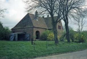Pöls: Dorfstraße 36: ehemalige Schule: giebelständiges Backsteingebäude: rechts Straßenfront: links Querbau mit Hintereingang