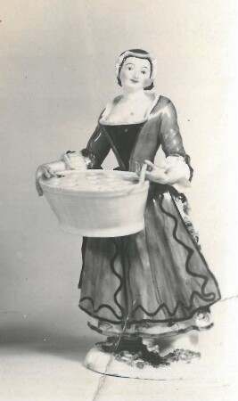 Stehende Frau mit einem Henkelkorb