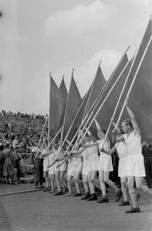 Sportlerparade im Walter-Ulbricht-Stadion : Fahnenträger im Paradezug beim Marsch im Stadion