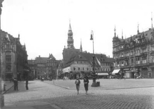 Zwickau, Hauptmarkt : Zwickau. Hauptmarkt. West-Seite mit Turm der Marienkirche