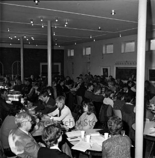 Kreisjugendring Stormarn e.V.: Vollversammlung: Ahrensburg: Stormarnschule: Funktionsträger und Stormarner Jugendgruppen an langen Tischen, 13. März 1982