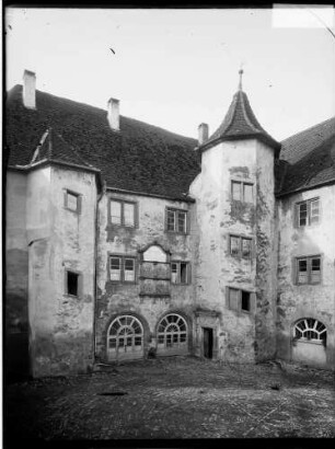 Menzingen Schwanenschloss Schlosshof mit Außenansicht der Nordseite des Südflügels