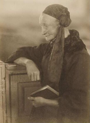 Alte Frau mit Buch