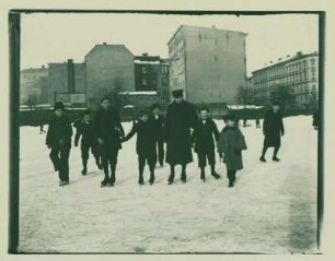 Eisbahn vor Zilles Haus, dritter von links Hans und daneben vierter Walter Zille