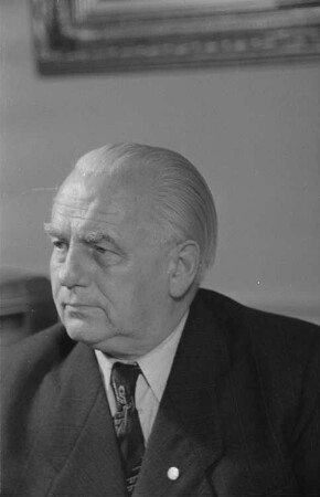 Reportage: Präsident Wilhelm Pieck im Schloss Niederschönhausen : Porträt von Wilhelm Pieck