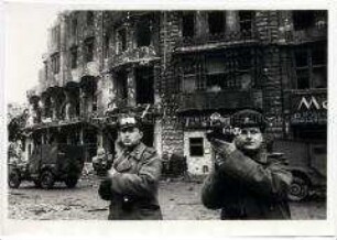 Kameramänner der Sowjetarmee filmen im zerstörten Berlin