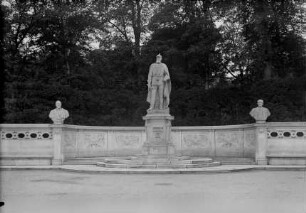 Friedrich III., Leonhard von Blumenthal und Hermann von Helmholtz / Gruppe 33 der Siegesallee