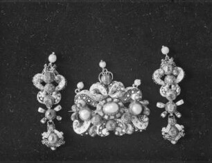 Brosche mit Schleifen- und Volutenornament
