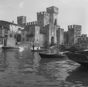 Sirmione, Castello Scaligero, Ansicht über das Hafenbecken mit Booten