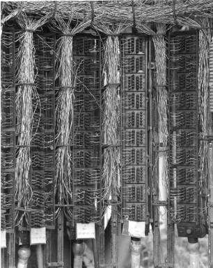 Kabel in einer Kabelverteilerstation (um 1960?). Dresden?