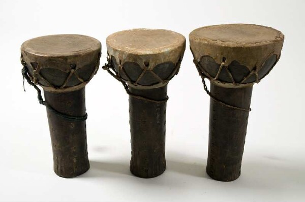 Single-finned open cup drums