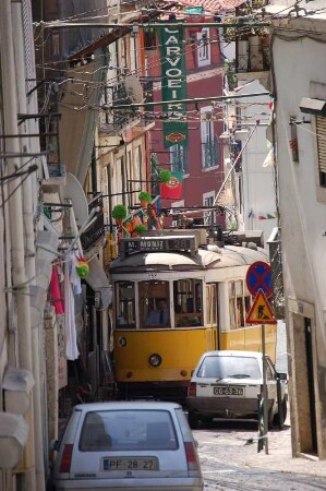 Lissabon, Stadtviertel Alfama, mit Straßenbahnverkehr