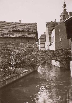 Elstermühlgraben : Pegau, Partie am Elstermühlgraben mit Stadtmauer, Brücke und Rathausturm