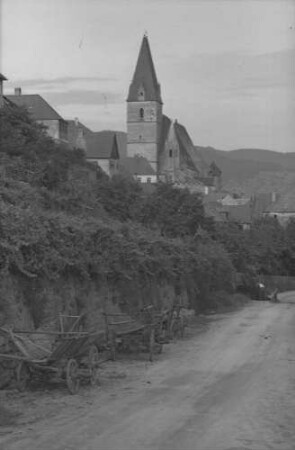 Weißenkirchen: Kirche, Vordergrund Straße am Weinberg