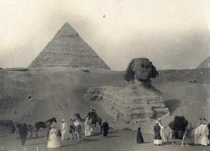 Gizeh (Ägypten): Kamelkarawane vor der Sphinx von Gizeh. Einheimische mit Kamelen. Touristen mit Einspänner vor der Sphinx von Gizeh