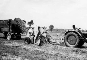 Claas Hockdruck-Ballenpresse in der Heuernte