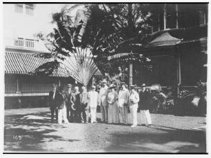 Buitenzorg (Bogor), Java/Indonesien. Gruppenbild von Touristen der Hapag vor einem Baum der Reisenden (Ravenala madagascariensis)